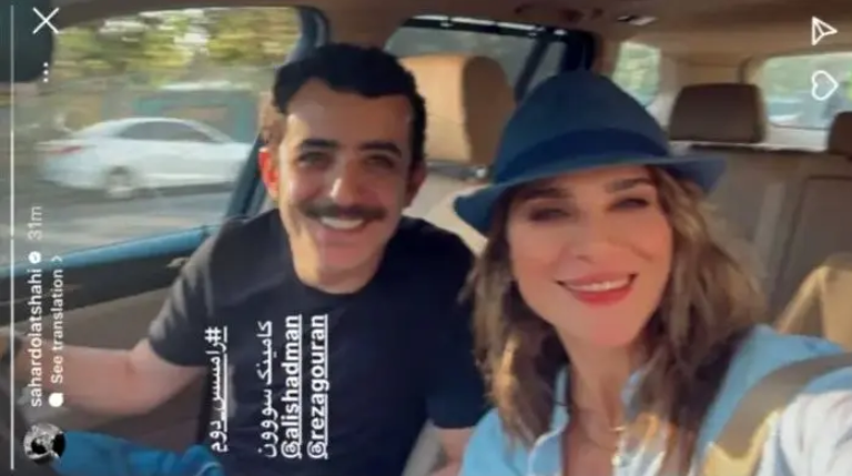 علی شادمان کیست؟ / از درخشش در «یاغی» تا بازداشت در جشن تولد علی شادمان کیست؟ / از درخشش در «یاغی» تا بازداشت در جشن تولد علی شادمان، بازیگر شناختهشده سینما، تلویزیون و تئاتر ایران، از کودکی وارد عرصه هنر شد و با نقشآفرینیهای متنوع، تحصیل در رشته کارگردانی و علاقه جدی به عکاسی، مسیر حرفهای خود را بهصورت پایدار ادامه داده است. این بازیگر ایلامی طی سالها حضور در پروژههای سینمایی، تلویزیونی و شبکه نمایش خانگی، موفق به کسب جوایز متعدد شده و تجربههای متفاوتی در دنیای هنر کسب کرده است. کد خبر: ۲۱۰۳۴۰۲ a market به گزارش اقتصادآنلاین، زندگی حرفهای علی شادمان تلفیقی از بازیگری، تحصیل و علاقهمندیهای هنری است. او از همان کودکی با استعدادهایش توانست جایگاه ویژهای در عرصه هنر ایران پیدا کند و با گذر زمان، نقشهای پیچیدهتر و حرفهایتری را تجربه کند. در کنار بازیگری، عکاسی و نگاه کارگردانی، بخش مهمی از شخصیت و مسیر هنری او را شکل دادهاند. در این مطلب، نگاهی جامع به زندگی، تحصیلات، فعالیتهای هنری، علاقهمندیها و برخی اتفاقات مهم زندگی علی شادمان خواهیم داشت. هلو زادروز و آغاز زندگی علی شادمان علی شادمان در ۴ آذر ۱۳۷۵ در ایلام متولد شد. او بهعنوان فرزند نخست خانوادهای با اصالت کُرد، در محیطی پرورش یافت که ارزش علم و هنر در آن اهمیت داشت. پدرش، مسعود شادمان، استاد دانشگاه و دارای دکترای تاریخ، و مادرش، بتول رشنوادی، دبیر علوم است. او یک خواهر کوچکتر به نام آرینا دارد و خانوادهاش همواره مشوق و همراه او در مسیر حرفهای بودهاند. علی شادمان کیست؟ / از درخشش در «یاغی» تا بازداشت در جشن تولد تحصیلات و علاقهمندیهای هنری علی شادمان شادمان دوران دبیرستان را در رشته تجربی گذراند و سپس در دانشگاه رشته کارگردانی را انتخاب کرد. علاقه او به عکاسی نیز از همان دوران شکل گرفت و علی شادمان آن را به صورت حرفهای دنبال میکند. او معتقد است این هنر نوعی نگاه دوم در زندگی هنری اوست و به او کمک میکند تا دید متفاوتی نسبت به بازیگری و هنر داشته باشد. آغاز بازیگری علی شادمان از ۹ سالگی ورود علی شادمان به سینما به سال ۱۳۸۴ و با فیلم «میم مثل مادر» به کارگردانی رسول ملاقلیپور آغاز شد. ملاقات تصادفی ملاقلیپور با خانواده شادمان و مشاهده توانایی او در نواختن ویولن، باعث شد تا او برای نقش اصلی این فیلم انتخاب شود. این تجربه نخستین جایزه مهمش، یعنی بهترین بازیگر کودک جشنواره فیلم رشد را به همراه داشت و مسیر حرفهای او را کلید زد. تجربه سخت علی شادمان در «سرزمین مادری» شادمان در سنین ۱۳ تا ۱۵ سالگی، در تولید سریال «سرزمین مادری» حضور داشت که در آن باید دو نقش مختلف را بازی میکرد. برای جلوگیری از تغییر چهره در دوران بلوغ، مدتی داروهای هورمونی مصرف کرد. علی شادمان بعدها این دوره را دشوار، اما تعیینکننده مسیر حرفهای خود توصیف کرد. بازگشت علی شادمان به اوج با «کیمیا» سال ۱۳۹۴ و نقش او در سریال «کیمیا» در نقش «کیوان پارسا»، نقطه عطفی در حرفه علی شادمان بود. این نقش، چهره متفاوتتری از او را به مخاطبان نشان داد و باعث شد توجه دوباره به تلویزیون جلب شود. علی شادمان کیست؟ / از درخشش در «یاغی» تا بازداشت در جشن تولد نقشهای پختهتر و حضور علی شادمان در شبکه نمایش خانگی پس از «کیمیا»، شادمان در مجموعههایی همچون «محکومین» و «دیوار به دیوار ۱ و ۲» حضور داشت و در سالهای ۱۳۹۹ و ۱۴۰۱ با سریالهای شبکه نمایش خانگی «میخواهم زنده بمانم» و «یاغی»، بازیهای تحسینشدهای ارائه کرد که رشد حرفهای او را اثبات کرد. ملی گلد میان مطلب زندگی مستقل علی شادمان و نگاه به شهرت علی شادمان از ۱۰ سالگی تجربه کار منظم و استقلال را کسب کرد و خود را مانند یک کارمند صبح به کار میبرد و عصر به خانه بازمیگشت. او شهرت را انکار نمیکند و معتقد است علاقه به دیدهشدن، امری طبیعی است. پس از «میم مثل مادر» توجه زیادی به او شد و با «کیمیا»، بار دیگر مرکز توجه رسانهها قرار گرفت. علاقه به کارگردانی و تئاتر؛ نگاه دوم علی شادمان با وجود تحصیل در رشته کارگردانی، دغدغه اصلی شادمان بازیگری است و کارگردانی را ابزاری برای تقویت نگاه و بازی خود میداند. او تئاتر را لذتی وصفناشدنی میداند و تلاش کرده هر سال با یک اثر تازه روی صحنه باشد. صحنه برای او جایی برای تجربه و تنفس هنری است، نه صرفاً بخش کارنامه حرفهای. علی شادمان کیست؟ / از درخشش در «یاغی» تا بازداشت در جشن تولد توقف چندساله و بازگشت علی شادمان به سینما در ۱۵ سالگی، علی شادمان تصمیم گرفت مدتی از بازیگری فاصله بگیرد تا دوران بلوغ به طبیعیترین شکل ممکن طی شود. دو سال دوری از پروژهها باعث شد با فیلم «رویای سینما» در سال ۱۳۹۰ مجدداً به مسیر حرفهای خود بازگردد. بازتابها و جنجال بازداشت علی شادمان در ۸ آذر ۱۴۰۴، گزارشی از بازداشت چند بازیگر در یک مهمانی منتشر شد که گفته میشد به مناسبت تولد علی شادمان برگزار شده است. این خبر بازتاب گستردهای در رسانهها و شبکههای اجتماعی داشت. طبق گزارشها، در این مهمانی بیش از ۳۸ لیتر مشروبات الکلی دستساز کشف شد و برخی از بازیگران بازداشت و پس از مدتی با قید وثیقه آزاد شدند. علی شادمان کیست؟ / از درخشش در «یاغی» تا بازداشت در جشن تولد افتخارات علی شادمان بهترین بازیگر کودک برای «میم مثل مادر» – جشنواره فیلم رشد (۱۳۸۶) پروانه زرین بهترین بازیگر کودک و نوجوان برای «زمانی برای دوست داشتن» – جشنواره کودک (۱۳۸۷) جایزه ویژه جشنواره سینهکید هلند – (۱۳۸۷) پروانه زرین بهترین بازیگر کودک و نوجوان برای «رویای سینما» – (۱۳۹۰) کارنامه حرفهای علی شادمان رشته عنوان اثر سال تلویزیون دیوار به دیوار ۲ ۱۳۹۷ دیوار به دیوار ۱ ۱۳۹۶ محکومین ۱۳۹۶ ماه و پلنگ ۱۳۹۵ کیمیا ۱۳۹۴ سرزمین مادری ۱۳۹۲ شبکه نمایش خانگی بلیط یکطرفه ۱۴۰۳ مهمونی ۱۴۰۱ یاغی ۱۴۰۱ میخواهم زنده بمانم ۱۳۹۹ سینما تابستان همان سال ۱۴۰۲ شنای پروانه ۱۳۹۸ مردن در آب مطهر ۱۳۹۸ مهمانخانه ماه نو ۱۳۹۷ جان دار ۱۳۹۷ ما همه با هم هستیم ۱۳۹۷ شین ۱۳۹۷ ویلاییها ۱۳۹۵ اروند ۱۳۹۴ یتیمخانه ایران ۱۳۹۴ ساکن طبقه وسط ۱۳۹۲ رویای سینما ۱۳۹۰ کلانتری غیرانتفاعی ۱۳۸۷ زمانی برای دوست داشتن ۱۳۸۶ صد سال به این سالها ۱۳۸۶ میم مثل مادر ۱۳۸۵ تئاتر قصر موروثی خاندان فرانکنشتاین ۱۳۹۸ بداهه – آروند دشتآرای ۱۳۹۸ شاهماهی ۱۳۹۸ زهرماری ۱۳۹۷ طناب ۱۳۹۷ سماعیزاده ۱۳۹۶ زبان تمشکهای وحشی ۱۳۹۶ نمایشنامهخوانی «حشره» ۱۳۹۵ مردگان بیکفن و دفن ۱۳۹۴ خشم اژدها ۱۳۹۴